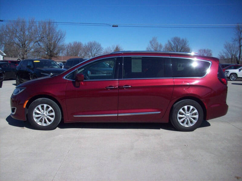 Used 2019 Chrysler Pacifica Touring L with VIN 2C4RC1BG2KR547861 for sale in Seneca, KS