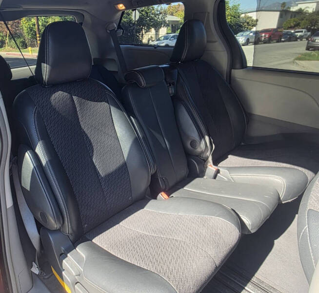 2013 Toyota Sienna SE 8-Passenger
