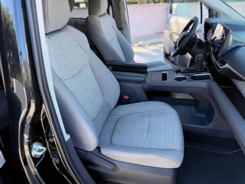 2022 Toyota Sienna LE 8-Passenger