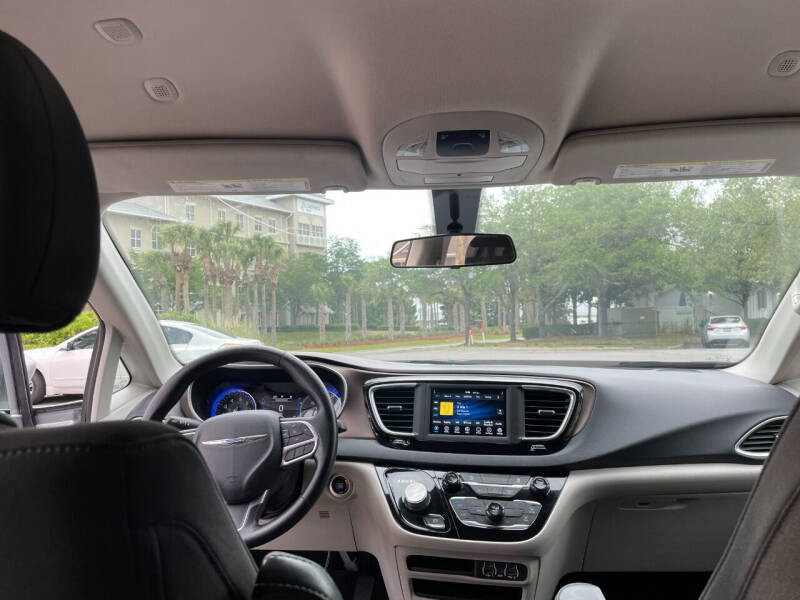 2021 Chrysler Voyager LX