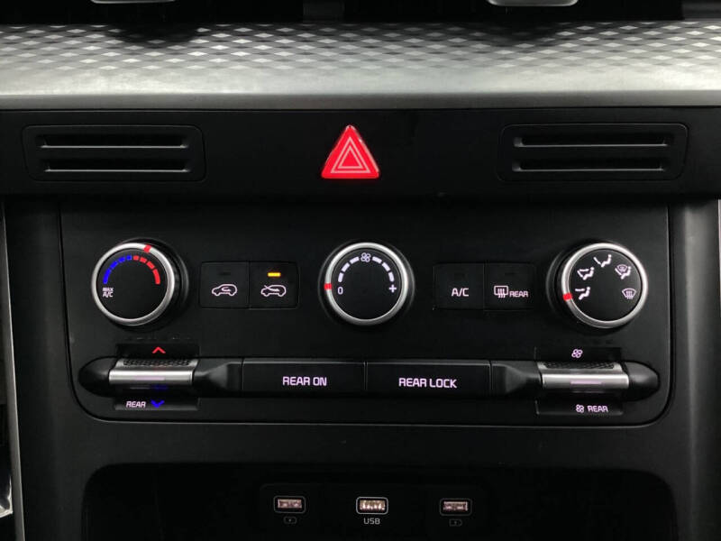 2023 Kia Carnival LX