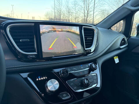 2026 Chrysler Pacifica Select