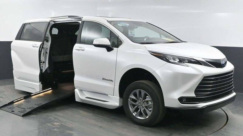 2025 Toyota Sienna XLE's photo
