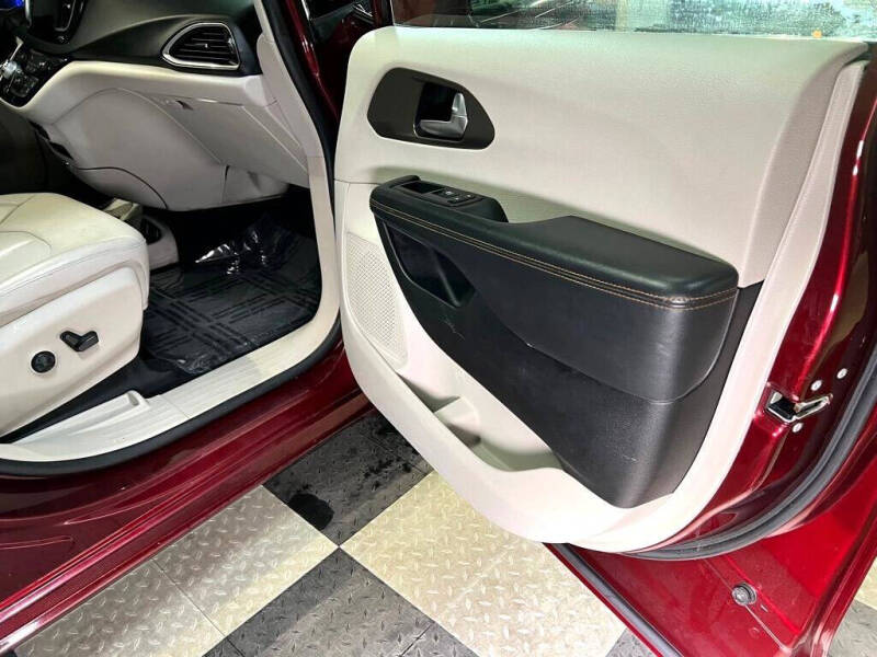 2017 Chrysler Pacifica Touring-L Plus