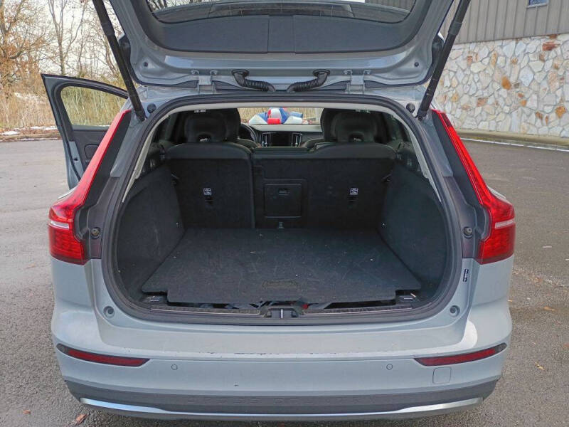 2025 Volvo V60 Cross Country B5 Plus