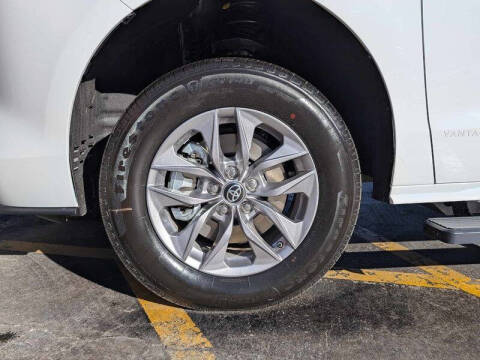 2025 Toyota Sienna LE 8-Passenger