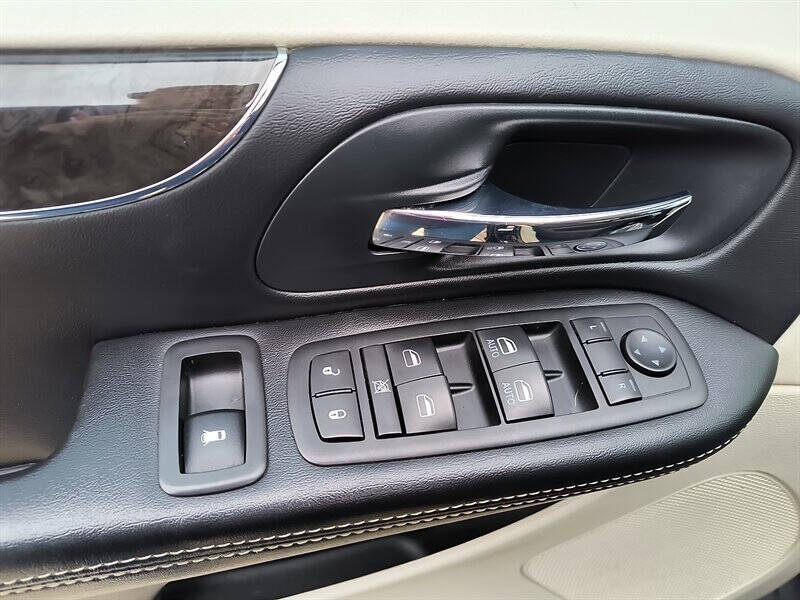 2014 Chrysler Town and Country Touring