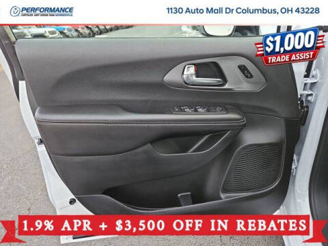 2026 Chrysler Pacifica Select