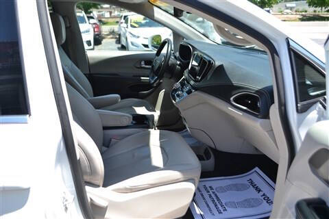 White 2021 Chrysler Pacifica Touring L Touring L 4dr Mini-Van 26