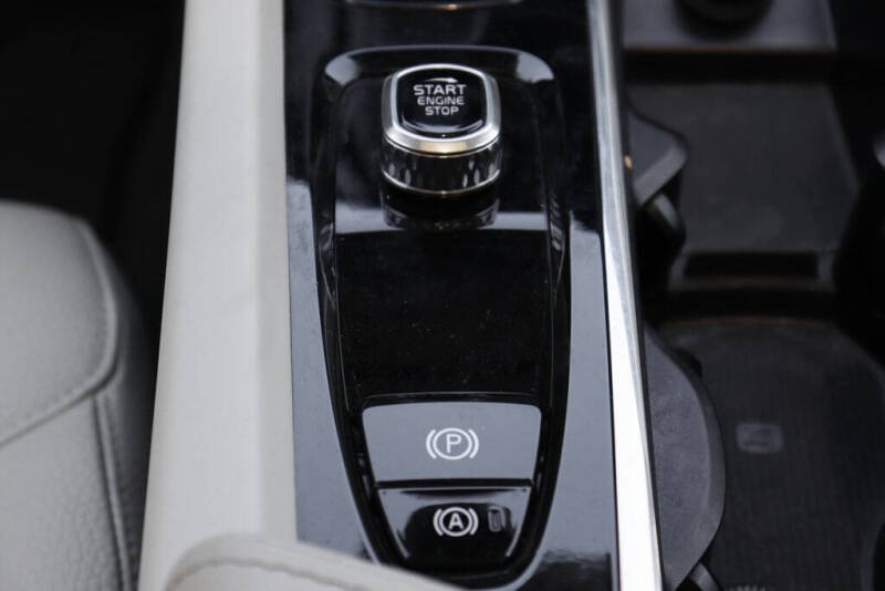 2024 Volvo XC60 B5 Core Dark Theme