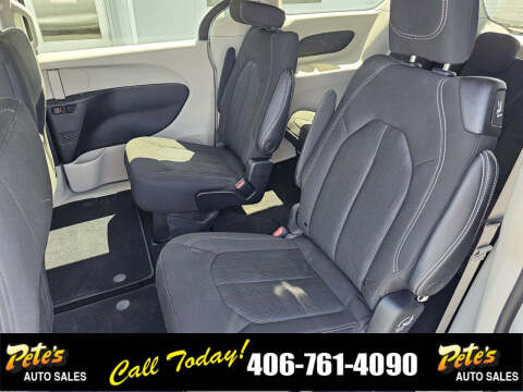 2022 Chrysler Voyager LX