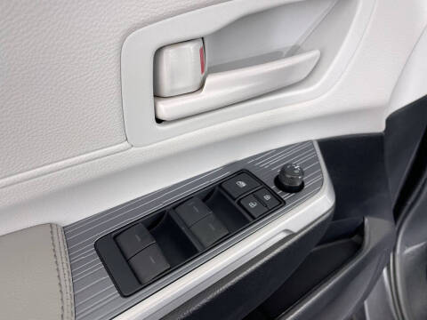 2025 Toyota Sienna LE 8-Passenger