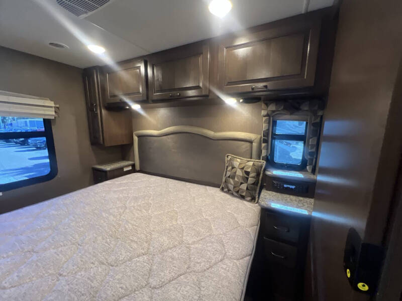 2019 Thor Motor Coach Hurricane