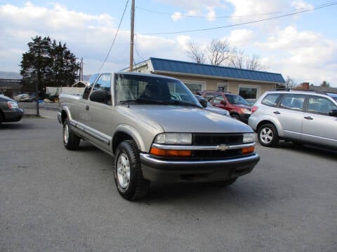 2002 Chevrolet S-10 for sale at Supermax Autos in Strasburg VA