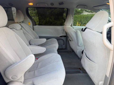 2014 Toyota Sienna LE 8-Passenger