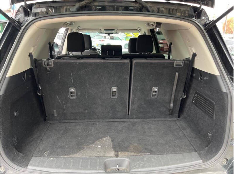 2022 Nissan Pathfinder SV