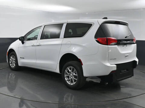 2025 Chrysler Voyager LX