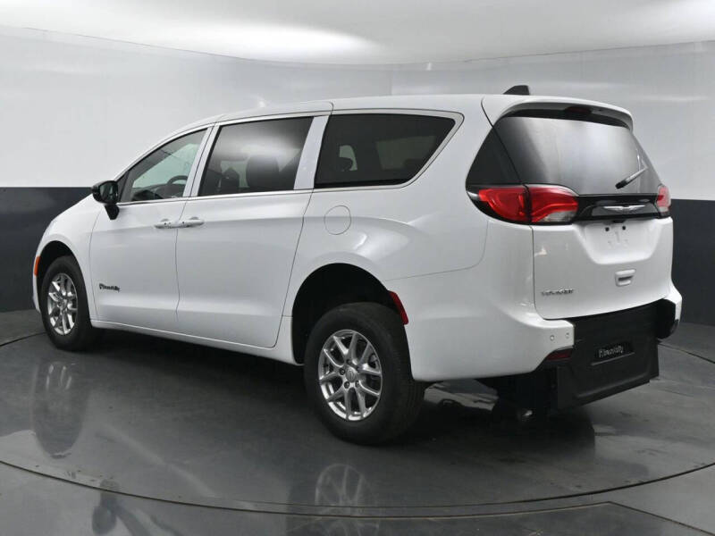 2025 Chrysler Voyager LX