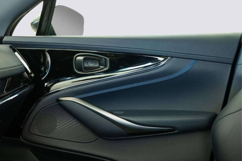 2025 Aston Martin DBX 707