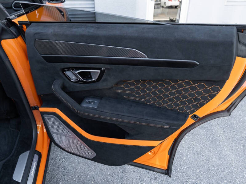 2023 Lamborghini Urus Performante