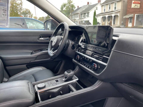 2022 Nissan Pathfinder SL