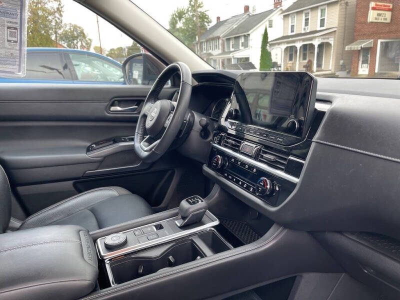 2022 Nissan Pathfinder SL