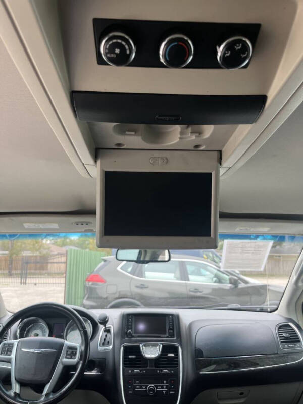 2013 Chrysler Town and Country Touring