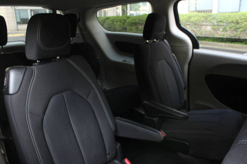 2024 Chrysler Voyager LX