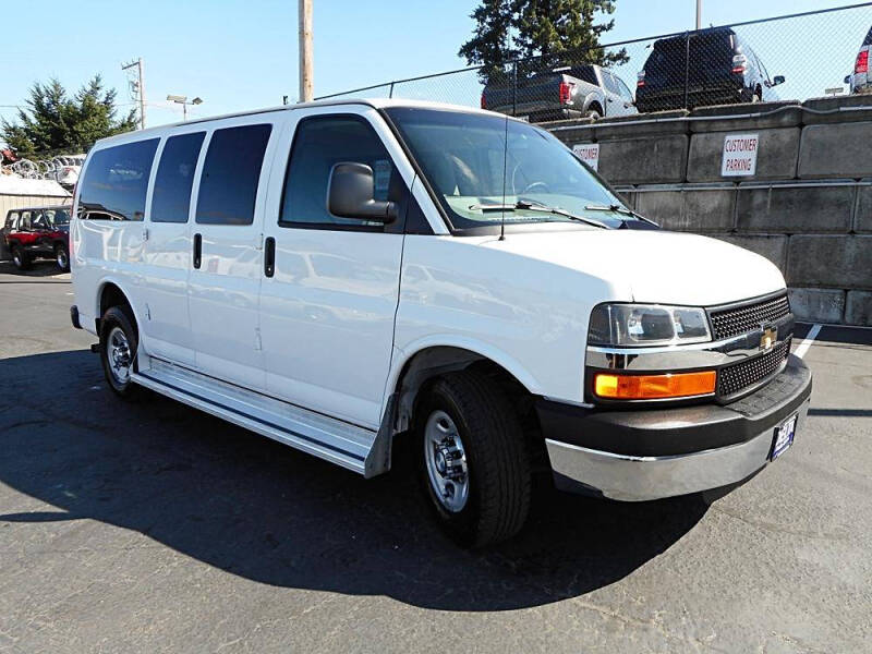 2016 Chevrolet Express Passenger LS's photo