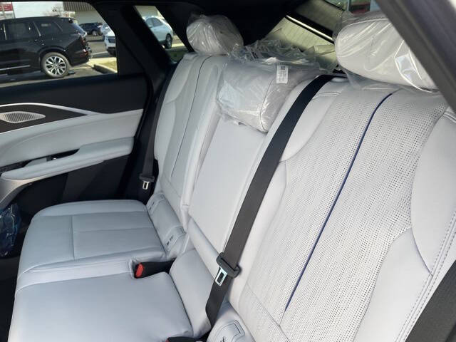 2025 Cadillac LYRIQ Luxury 3