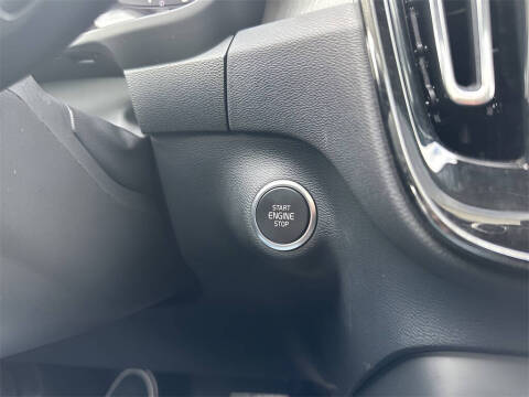 2025 Volvo XC40 B5 Plus Dark Theme