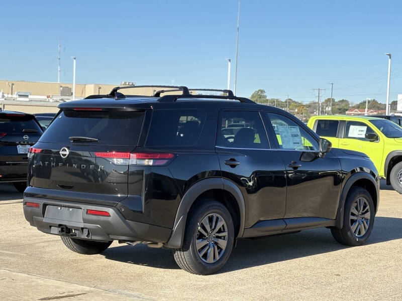 2025 Nissan Pathfinder SV
