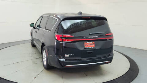 2027 Chrysler Pacifica Select