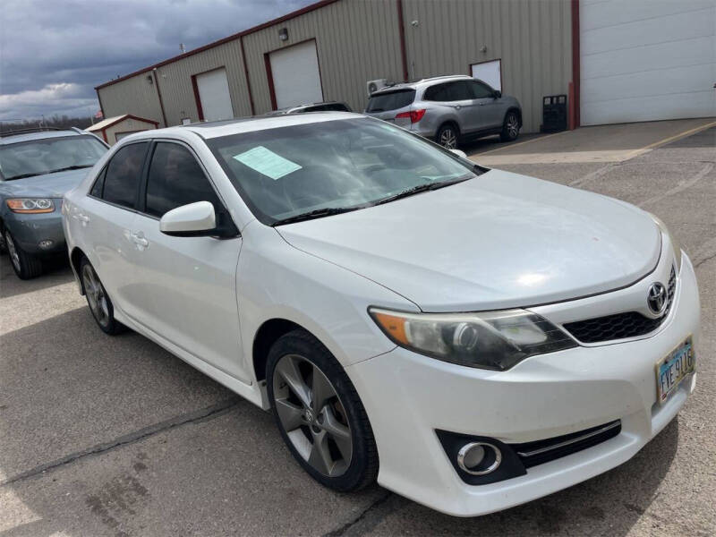 2014 Toyota Camry SE's photo