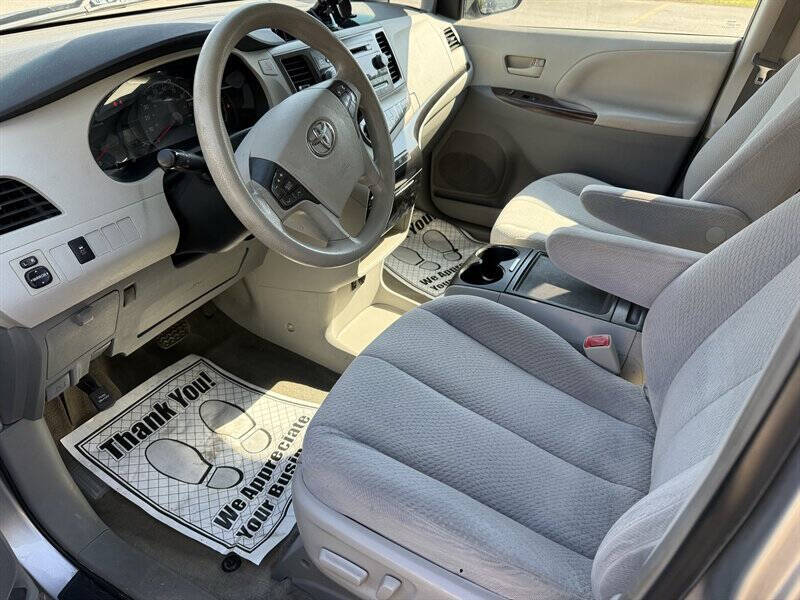2013 Toyota Sienna LE 8-Passenger