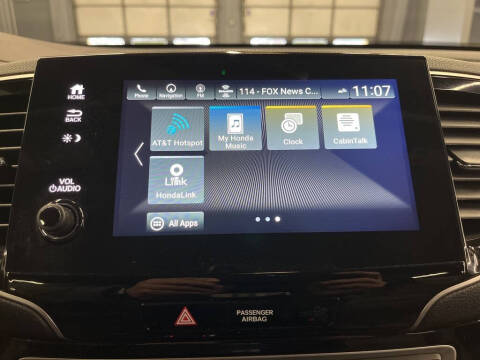 2022 Honda Pilot Touring w/Rear Captain's Chairs