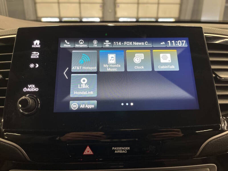 2022 Honda Pilot Touring w/Rear Captain's Chairs