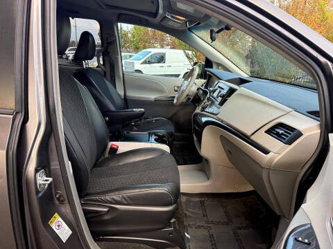 2011 Toyota Sienna SE 8-Passenger