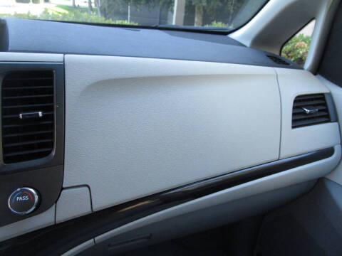 2012 Toyota Sienna LE 8-Passenger