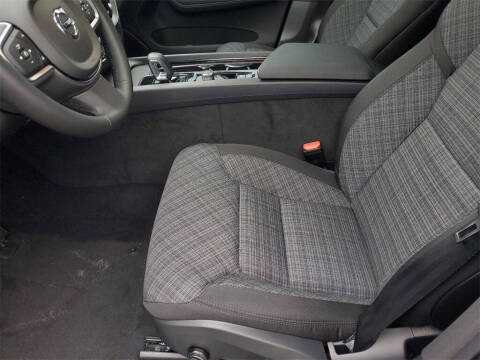 2025 Volvo XC60 B5 Core Dark Theme