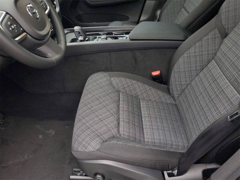 2025 Volvo XC60 B5 Core Dark Theme