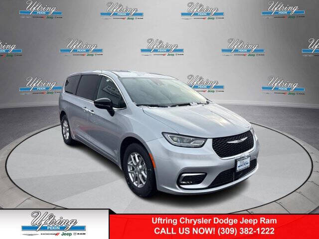 2026 Chrysler Pacifica Select's photo