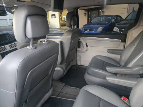 2011 Volkswagen Routan SE