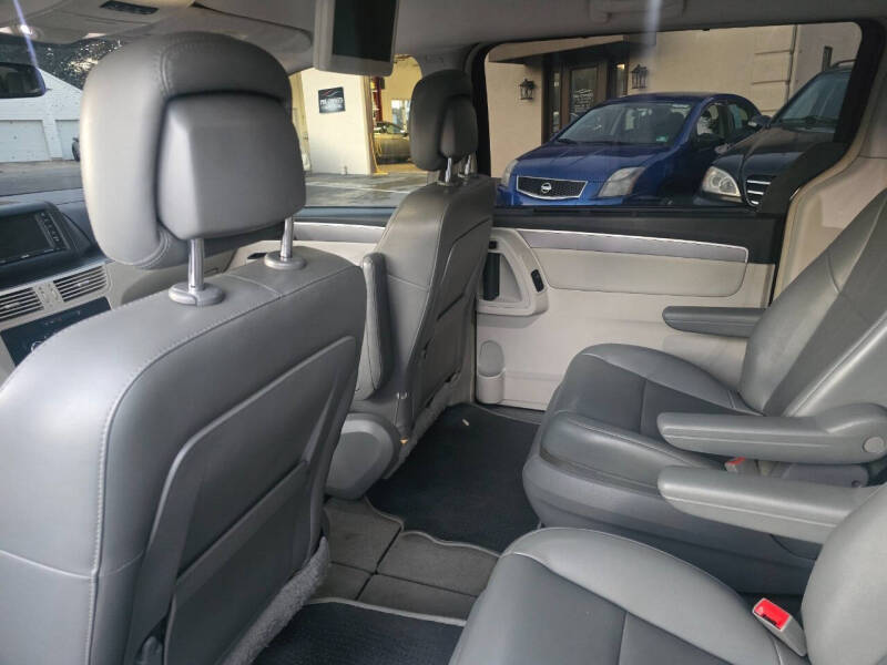 2011 Volkswagen Routan SE