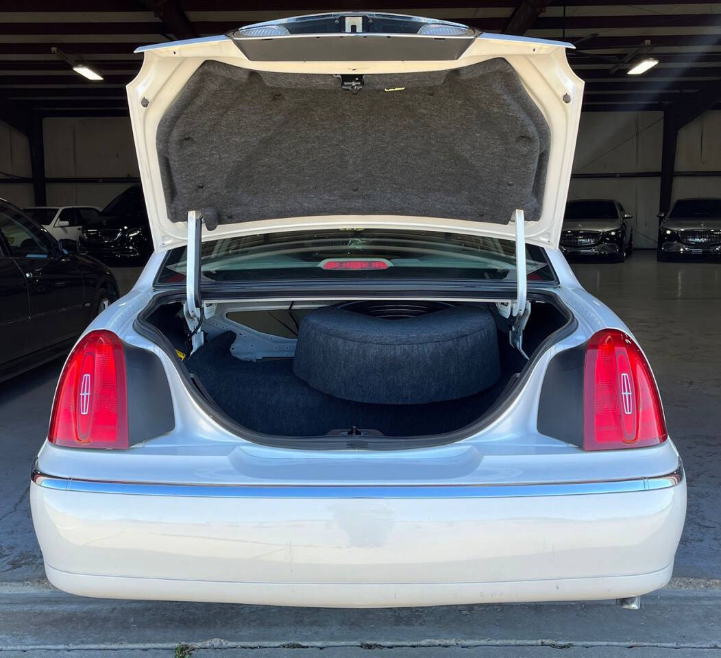 2002 Lincoln Town Car for sale at Carnival Car Company in Victoria, TX