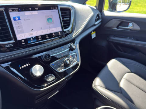 2027 Chrysler Pacifica Select