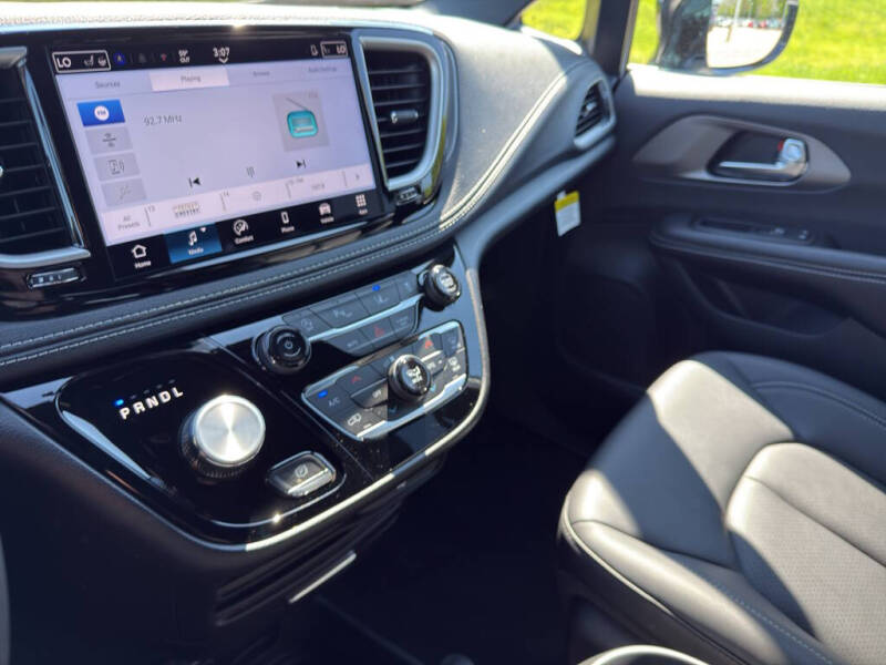 2027 Chrysler Pacifica Select