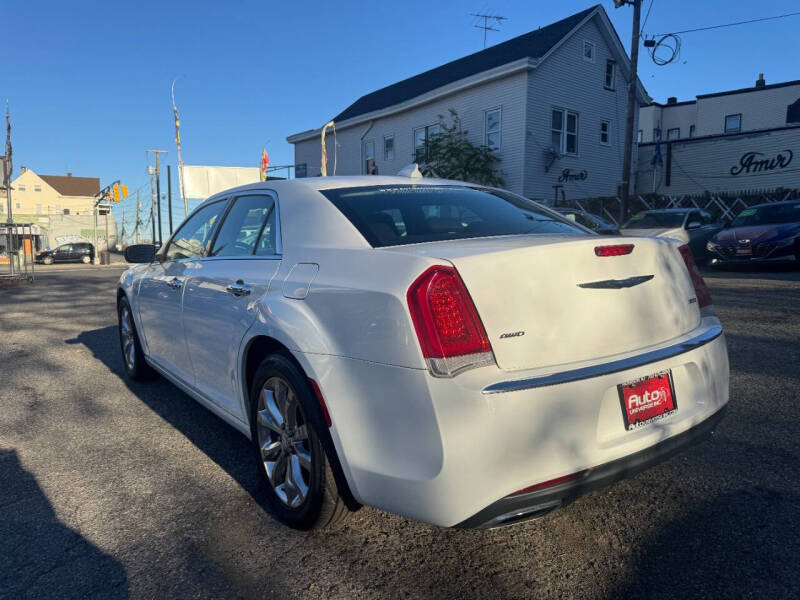 2018 Chrysler 300 Touring photo 4