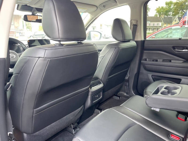 2022 Nissan Pathfinder SL