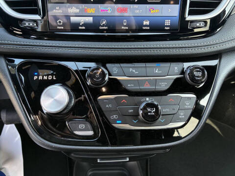 2027 Chrysler Pacifica Select